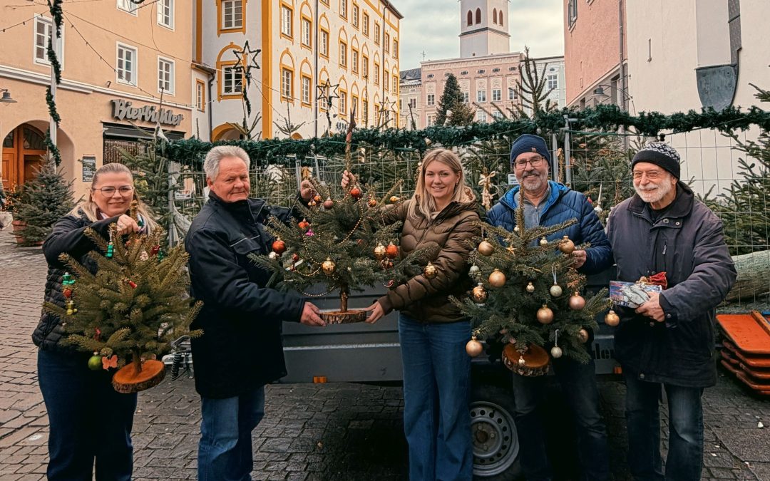 Christbäume für Menschen in Not übergeben