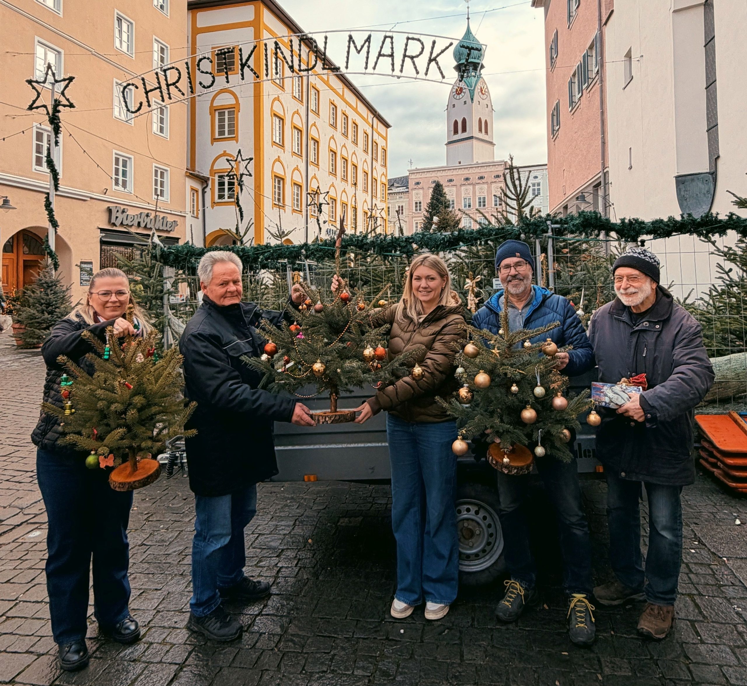WV_Bäumchenausgabe 2025 von links: Irena Lovric (Tafel Raubling), Günter Pichler (Tafel Rosenheim), Sophie Lanzinger (Wirtschaftlicher Verband), Alfred Birkinger und Manfred Hellstern (Vinzentiusverein Rosenheim). Foto: Wirtschaftlicher Verband