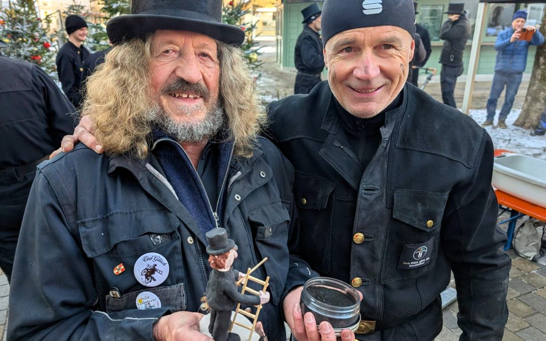 Hunderte schwarze Nasen in Traunstein – Kaminkehrer bringen Glück und schenken Freude