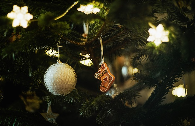 Weihnachten Weihnachtsdeko an Weihnachtsbaum. Foto: re