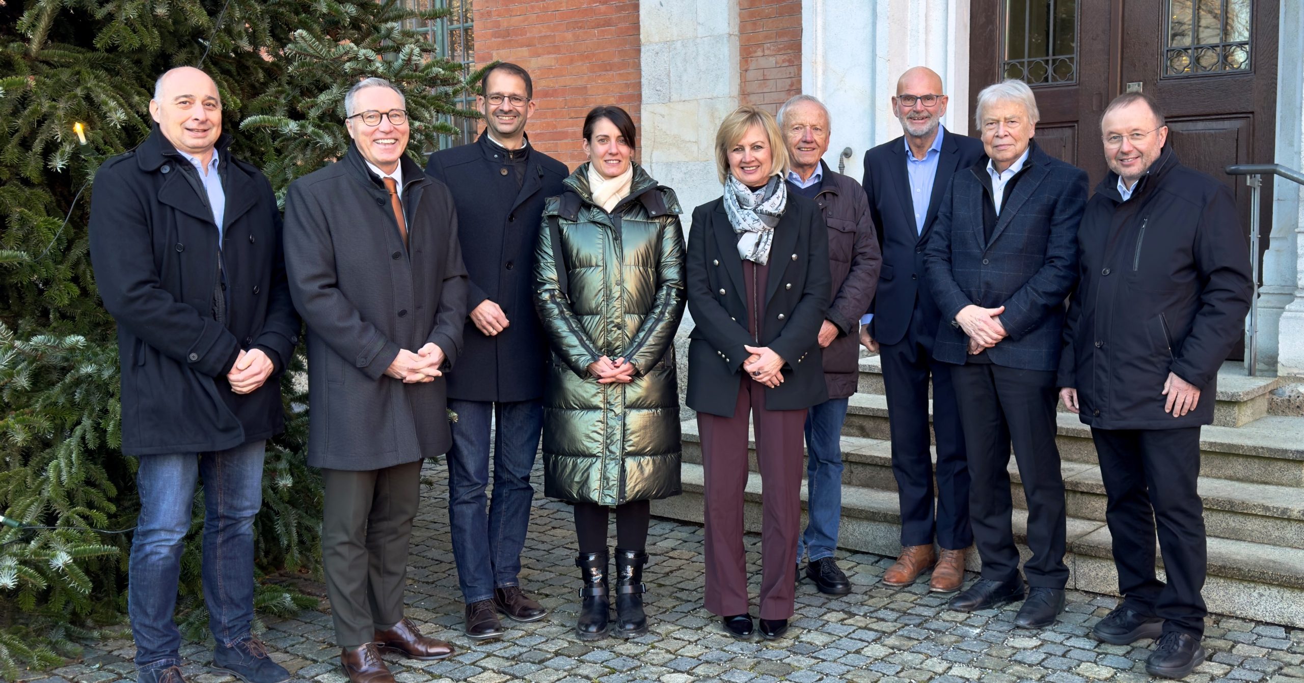 Weihnachtsaktion 2025 Foto zeigt von links:Klaus Grandl, Leiter Sozialamt Christian Salberg, Sozialdezernent Andreas März, Oberbürgermeister Alana Kripp, Sozial-, Wohnungs- und Versicherungsamt Irmgard Hutter-Nicolosi, Renate & Roland Gruber Stiftung Diethard Schinzel, Kultur- und Sozialstiftung Dr. Michael Stöcker Thomas Möller, Präsident Lions Club Rosenheim Dr. Dr. Helmut Schmidt, Gertraud Stumbeck Stiftung Gert Vorwalder, komro GmbH Foto: Copyright Stadt Rosenheim