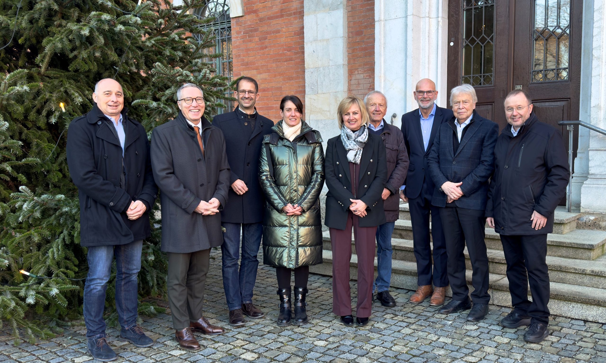 Weihnachtsaktion 2025 Von Links, Klaus Grandl, Leiter Sozialamt; Christian Salberg, Sozialdezernent; Andreas März, Oberbürgermeister; Alana Kripp, Sozial-, Wohnungs- und Versicherungsamt; Irmgard Hutter-Nicolosi, Renate & Roland Gruber Stiftung; Diethard Schinzel, Kultur- und Sozialstiftung Dr. Michael Stöcker; Thomas Möller, Präsident Lions Club Rosenheim; Dr. Dr. Helmut Schmidt, Gertraud Stumbeck Stiftung; Gert Vorwalder, komro GmbH, Copyright Stadt Rosenheim