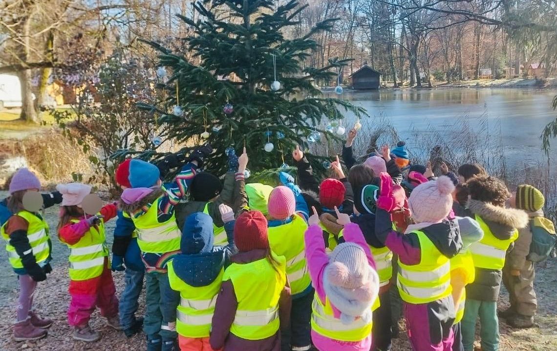 Wunschkugelaktion Bad Aibling_Diakonie Rosenheim Am Christbaum des Christkindlmarkts ist zum Glück genug Platz für die vielen Wünsche der Kinder Copyright Marco Maus