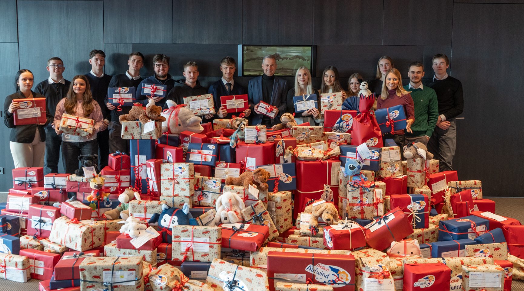 Wunschzettelaktion 2025 Die Aktion Aufwind freut sich auch in diesem Jahr über die tatkräftige Unterstützung der Auszubildenden der Sparkasse Rosenheim-Bad Aibling. (In der Mitte: Karl Göpfert, Vorstandsvorsitzender der Sparkasse Rosenheim-Bad Aibling; vorne rechts: Alexa Dietz, geschäftsführendes Vorstandsmitglied der Sparkassenstiftungen Zukunft). Copyirght Aktion Aufwind/ Sparkassenstiftungen Zukunft.