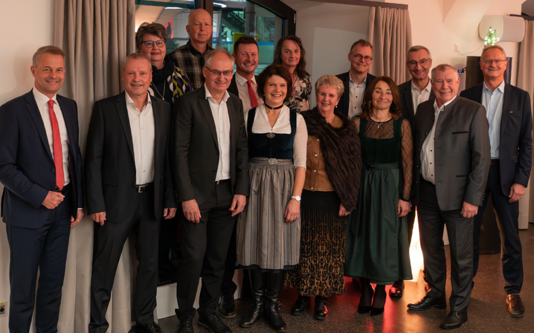 Zeitreise durch die Jahrzehnte: Sparkasse Rosenheim-Bad Aibling ehrt langjährige Mitglieder