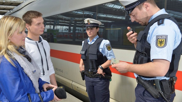 Kein weihnachtlicher Friede: Bundespolizei tätlich angegriffen Kein weihnachtlicher Friede kurz vor Weihnachten. Bundespolizisten wurden am Bahnhof Grafing tätlich angegriffen. Foto: Symbolfoto Bundespolizei