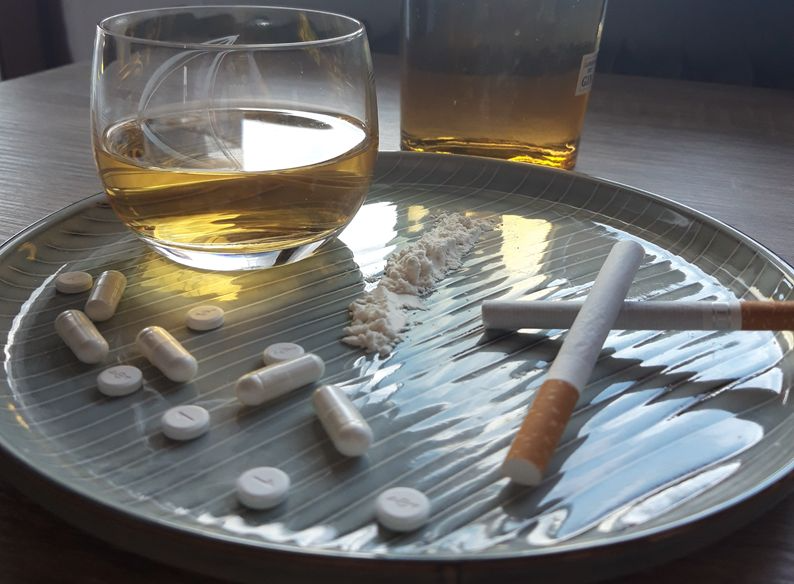 download Verschieden Drogen auf einem Tablet. Symbolfoto: Stadtjugendring Rosenheim