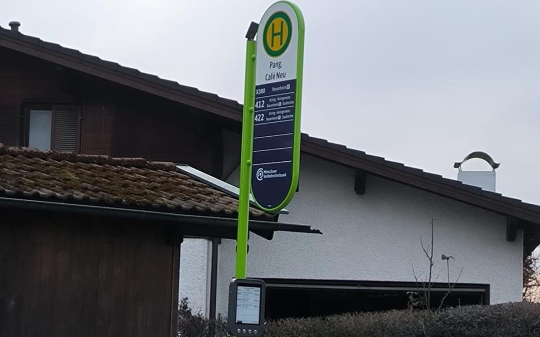 Erste digitale Haltestelle im MVV-Design in Rosenheim in Betrieb genommen