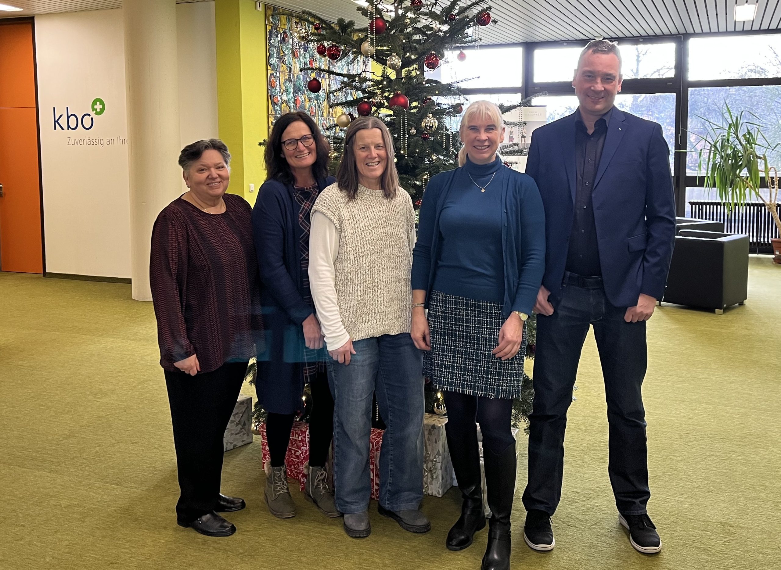 kboISK_Landespreis_Die PreistrÀgerinnen flankiert von Kerstin Weinisch (links) und Dr. Mathias WeichselgÀrtner (rechts) Landespreis: Die PreistrÀgerinnen flankiert von Kerstin Weinisch (links) und Dr. Mathias WeichselgÀrtner (rechts)