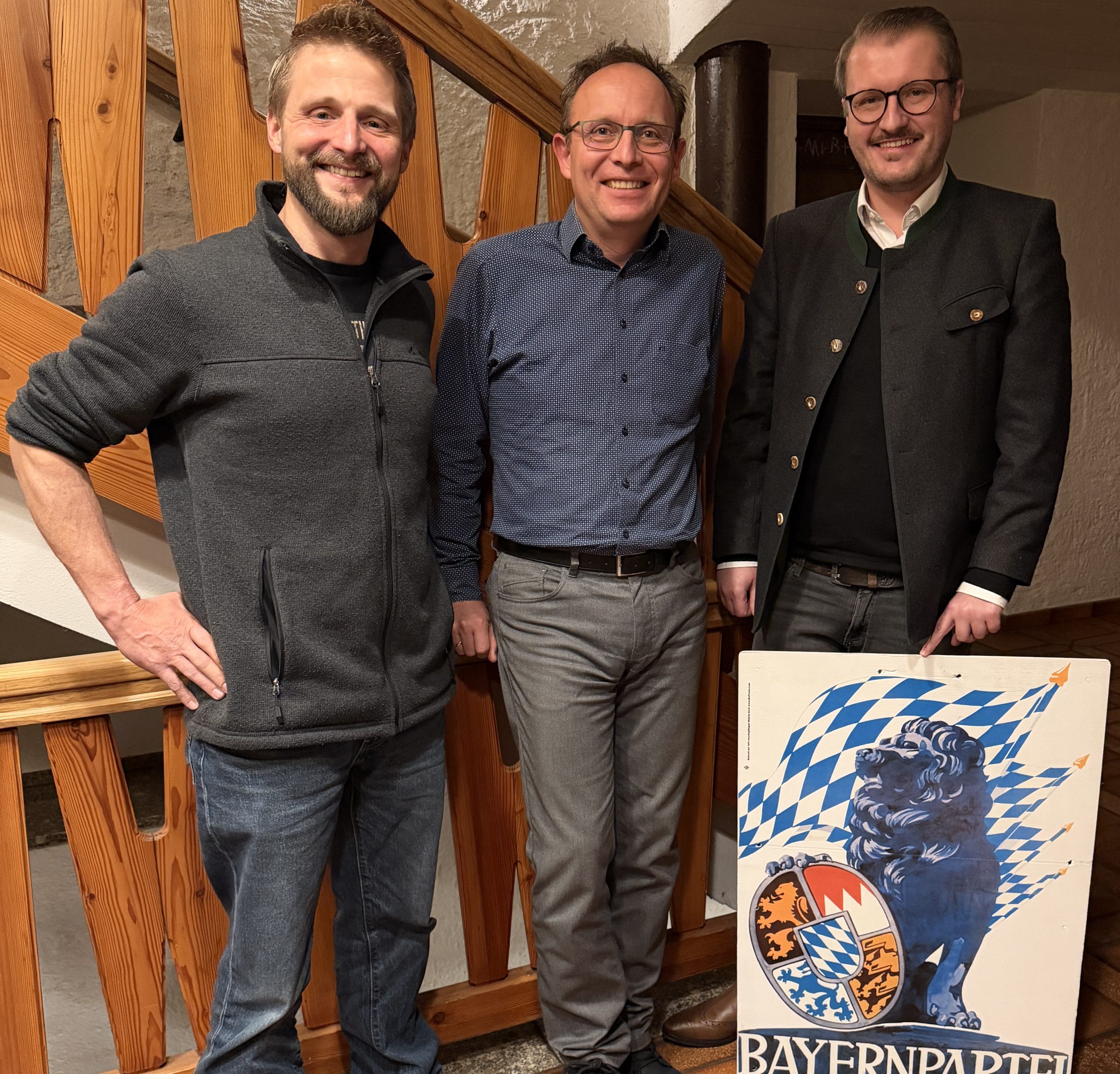 l 2026 (v.l.n.r.) Ortsvorsitzender und Gemeinderat Georg Wörndl, Bürgermeister Daniel Mair, Kreisrat Helmut Freund. Foto: Copyright Bayernpartei Frasdorf