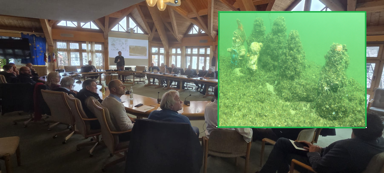 muschel haupt Die Quaggamuschel breitet sich im Chiemsee weiter aus. Fachleute fordern auf einer Tagung in Prien koordinierte Maßnahme. Fotomontage: Hintergrund Markt Prien am Chiemsee, eingeblockt Muschel an Zwerg und Flasche: Copyright Wolfgang Alt