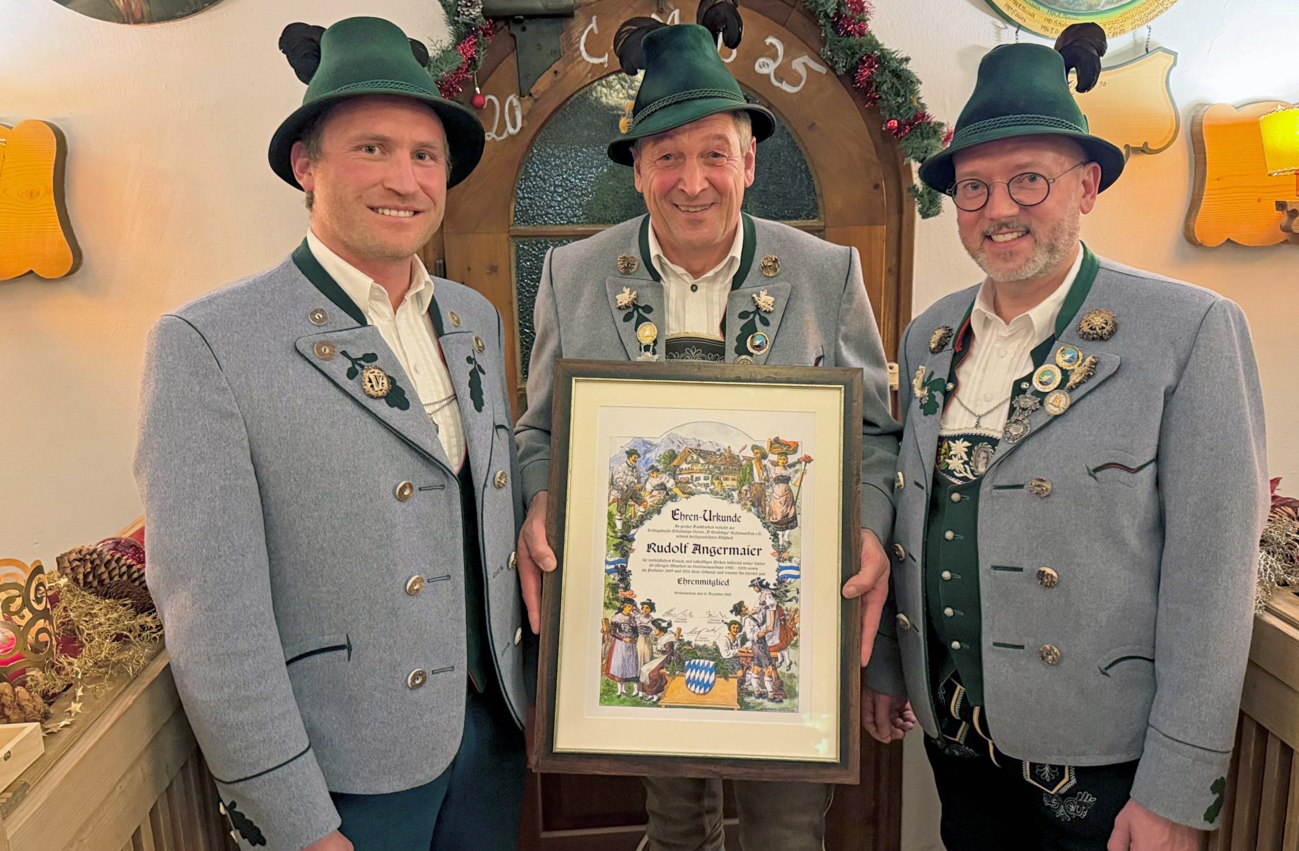 r 2025_Foto H. Reiter von links: Michael Stein, 2. Vorstand, Ehrenmitglied Rudi Angermaier, Claus Rieder, 1. Vorstand. Foto: Co9pyright H. Reiter