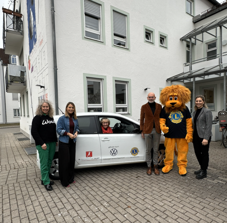 spe x von links: Barbara Heuel (Geschäftsleitung Kinderschutzbund), Alexa Dietz (Geschäftsführendes Mitglied Sparkassenstiftung Zukunft), Irmgard Bauer (im Auto, Vorsitzende Kinderschutzbund), Thomas Möller (Präsident Lions Club Rosenheim), Lions-Maskottchen Florian Reichelt (Vorsitzender Lions Jugendförderung Rosenheim), Theresa Meisinger (Geschäftsführerin Volkswagen Zentrum Rosenheim). Foto: Copyright Sonja di Franco