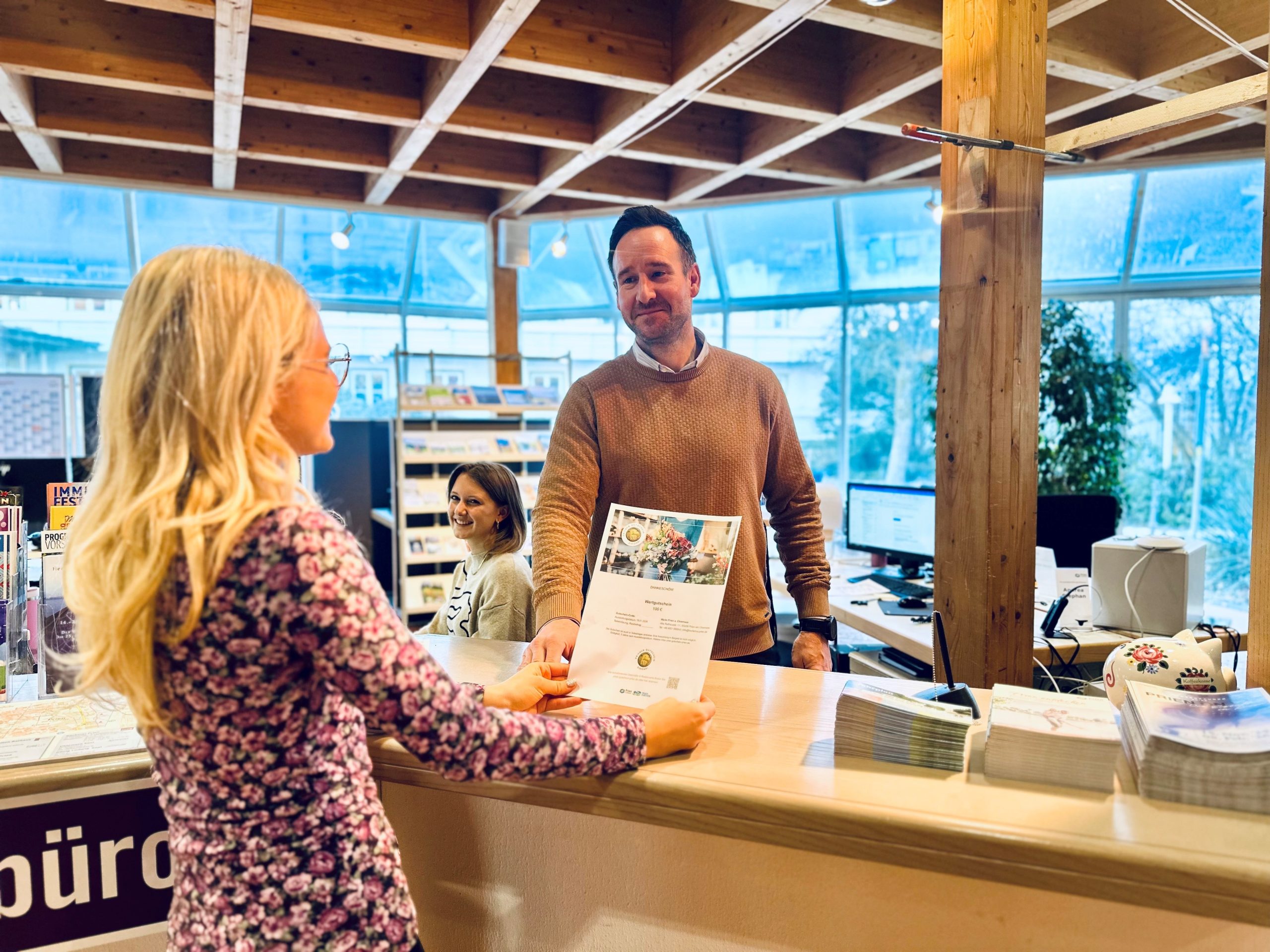 2026-02-14 Pressebild Priener Gutschein Valentinstag Gültigkeit c-Markt Prien a. Chiemsee Piener Gutschein – Priener Diridari: Schenken hat eine lange Tradition und ist ein Ausdruck von Liebe und Zuneigung – besonders der Valentinstag ist ein schöner Anlass für Herzenswünsche.. Foto: Markt Prien am Chiemsee