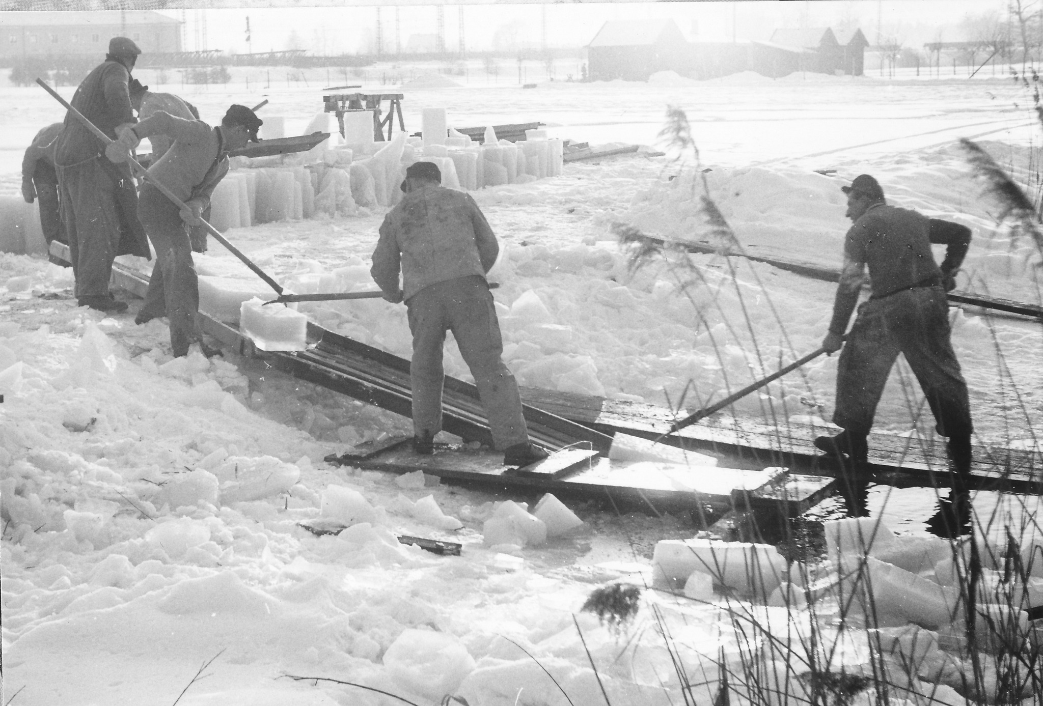 569557759_24979407678345542_2974865317708872563_n Eisschneider bei der Arbeit. Foto: Copyright Archiv Herbert Borrmann - Hafner