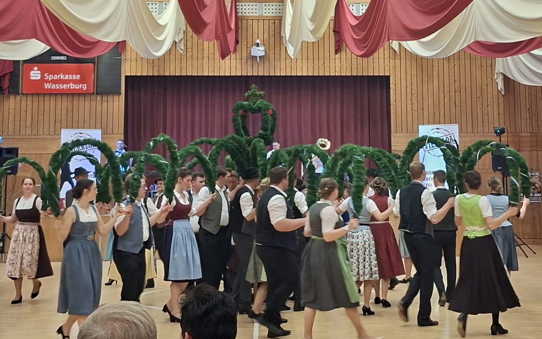 Kronentanz der Landwirtschaftsschüler als Höhepunkt beim Ball der Landwirtschaft in Rosenheim