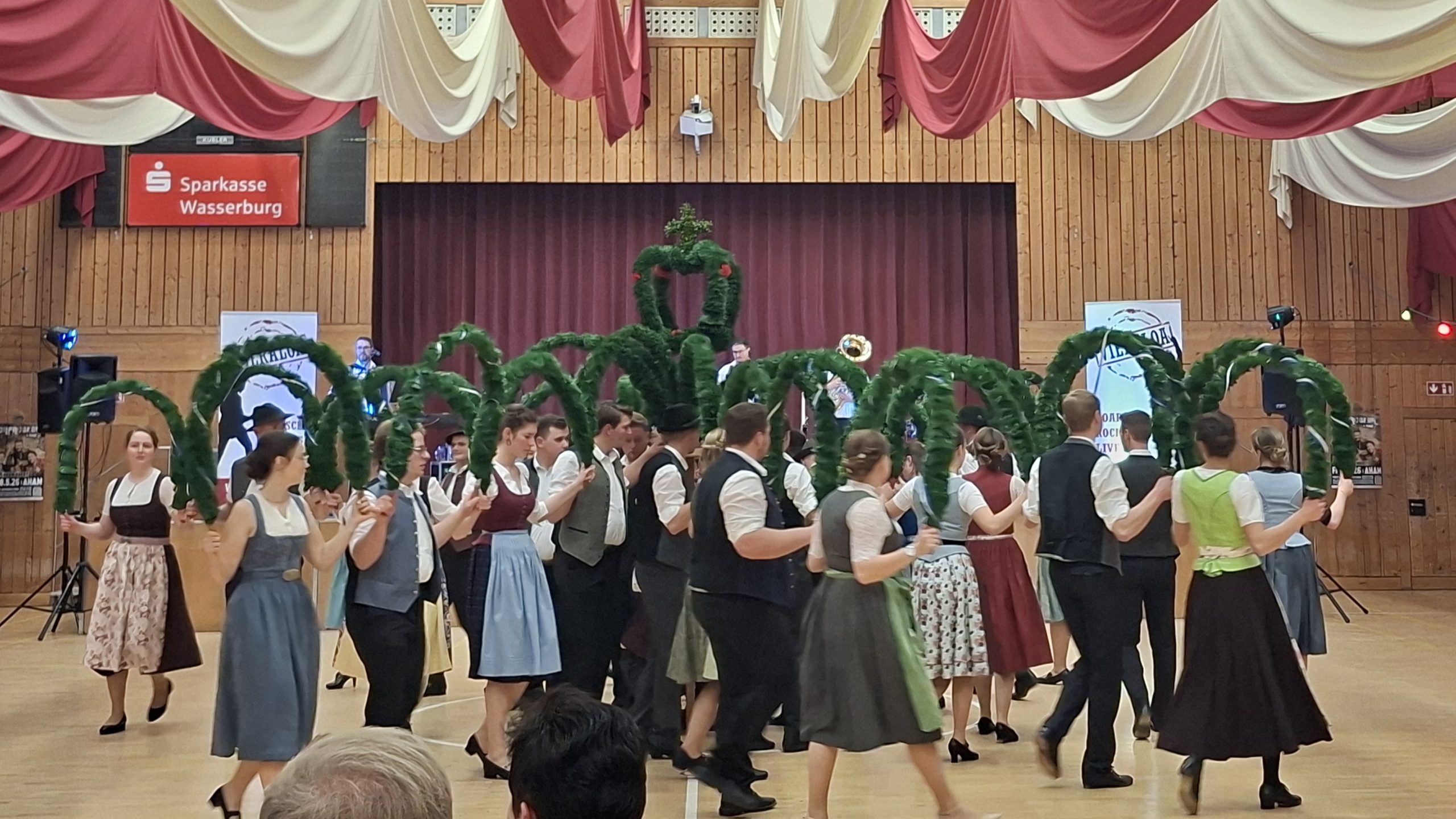 Bild 1_Kronentanz Kronentanz als Höhepunkt beim Ball der Landwirtschaft. Foto. Copyright A.Käsweber