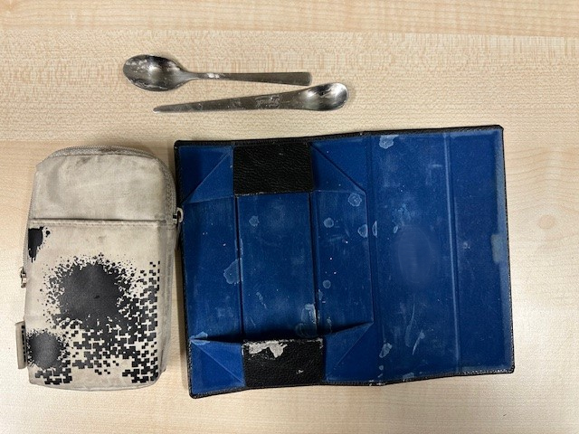 Drogenbesteck Sichergestellte Bauchtausche und typisches Drogenbesteck mit Amphetaminanhaftungen (Quelle: Presse Hauptzollamt Rosenheim)