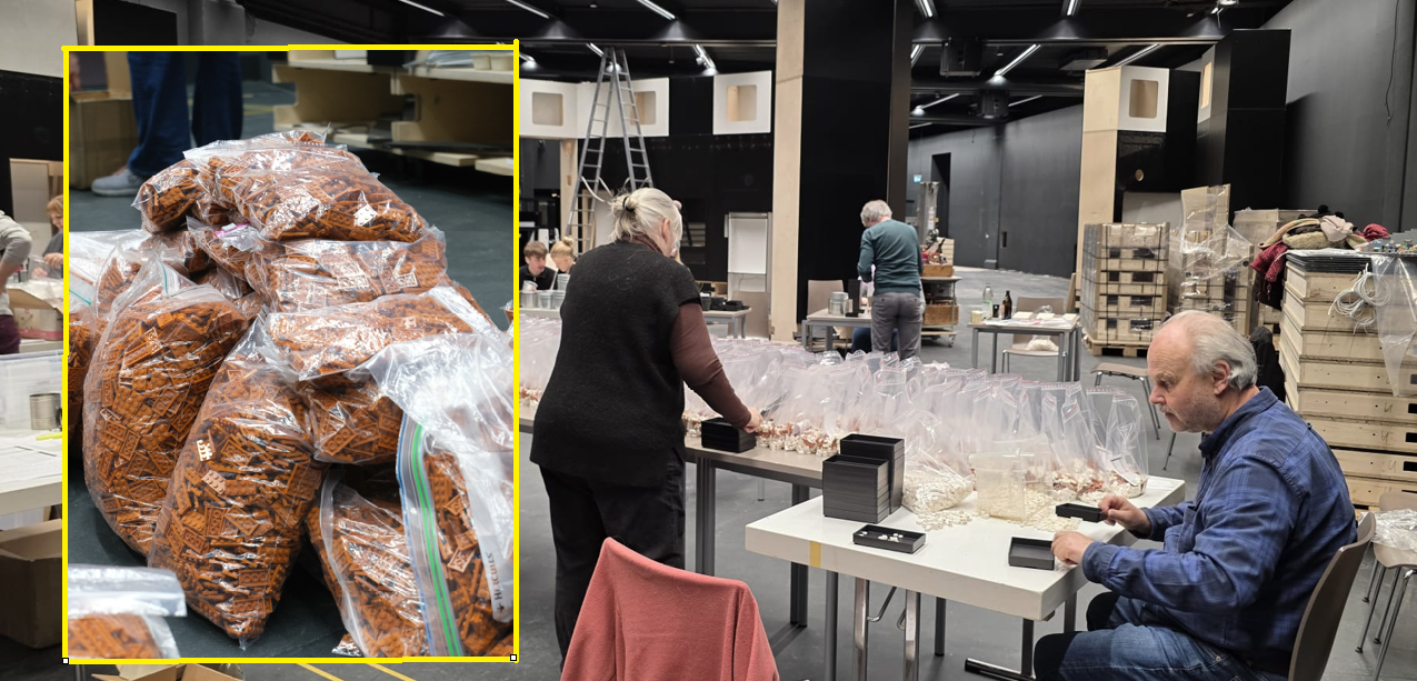 Haupt Stein für Stein zur Römerstadt: Helferinnen und Helfer im Lokschuppen Rosenheim bereiten über 600.000 LEGO®-Steine für das Projekt „LOCDVNVM“ vor. Fotos: © Veranstaltungs- und Kongress GmbH Rosenheim