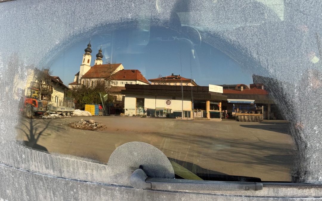 Spiegelende Heckscheibenpoesie: Wenn Winterschmutz den Blick freigibt