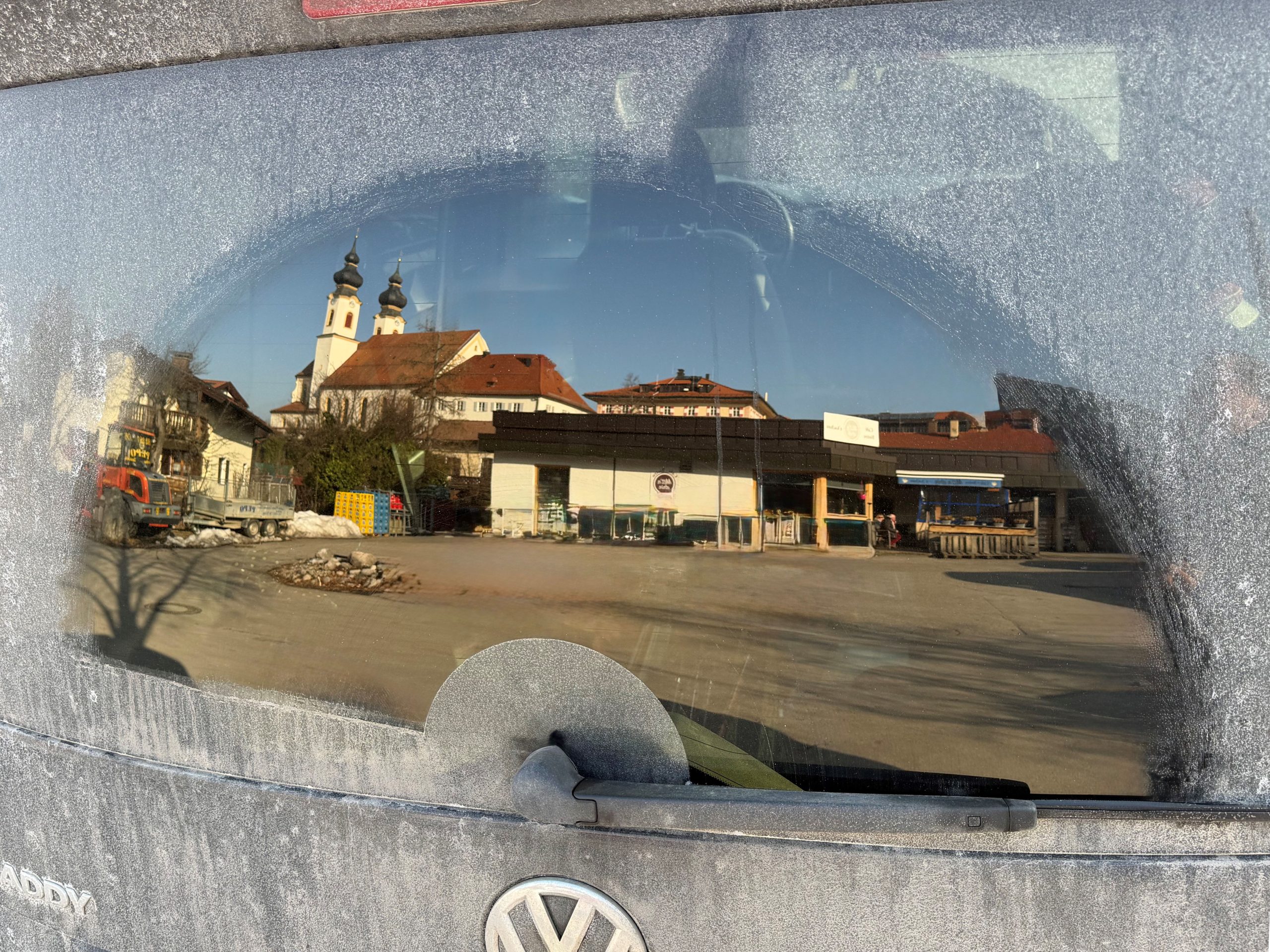 Heckscheibe1 Winterlicher blick durch verschmutzte Heckscheibe eins Autos auf katholische Pfarrkirche in Aschau im Chiemgau. Foto: H. Reiter