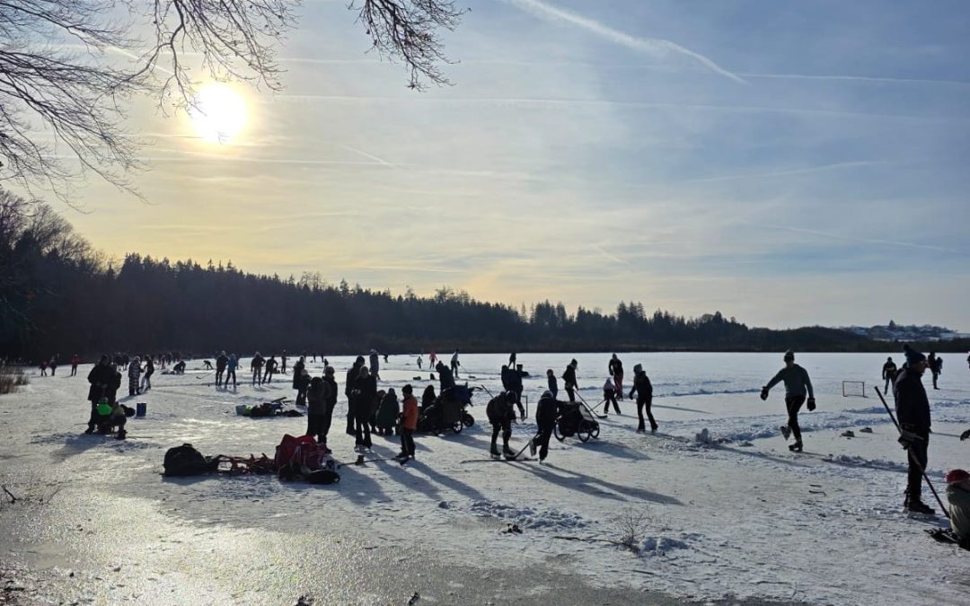 Hofstätter See teilweise zugefroren – Winterspaß mit Vorsicht