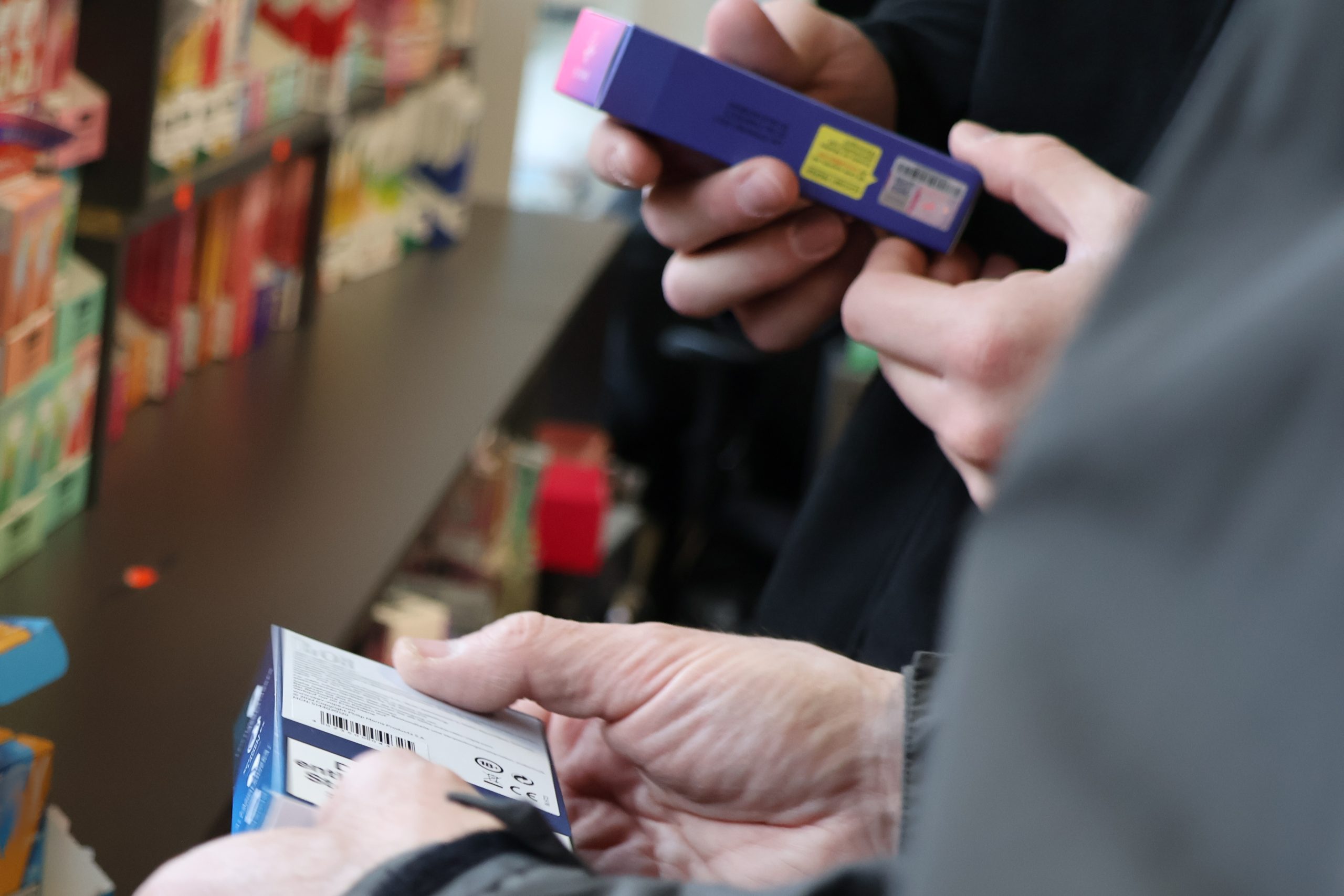 IMG_1901-halbgross Prüfung der angebotenen Tabakerzeugnisse in einem Kiosk. Foto: Copyright Hauptzollamt Rosenheim