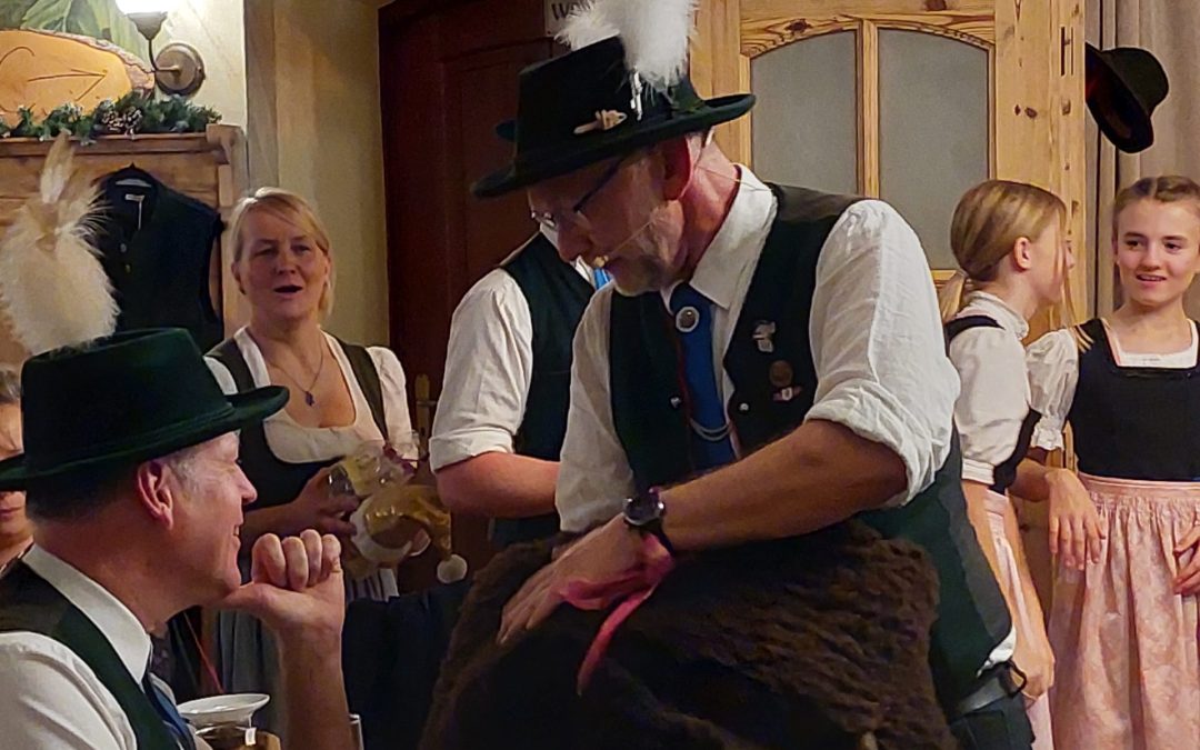 Versteigerungsfeier des Trachtenvereins „Innviertler“ begeistert Besucher in Rosenheim