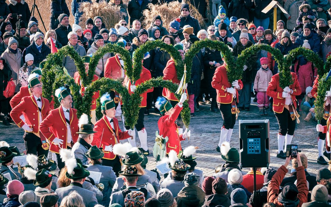 Traditioneller Schäfflertanz in Prien am Chiemsee