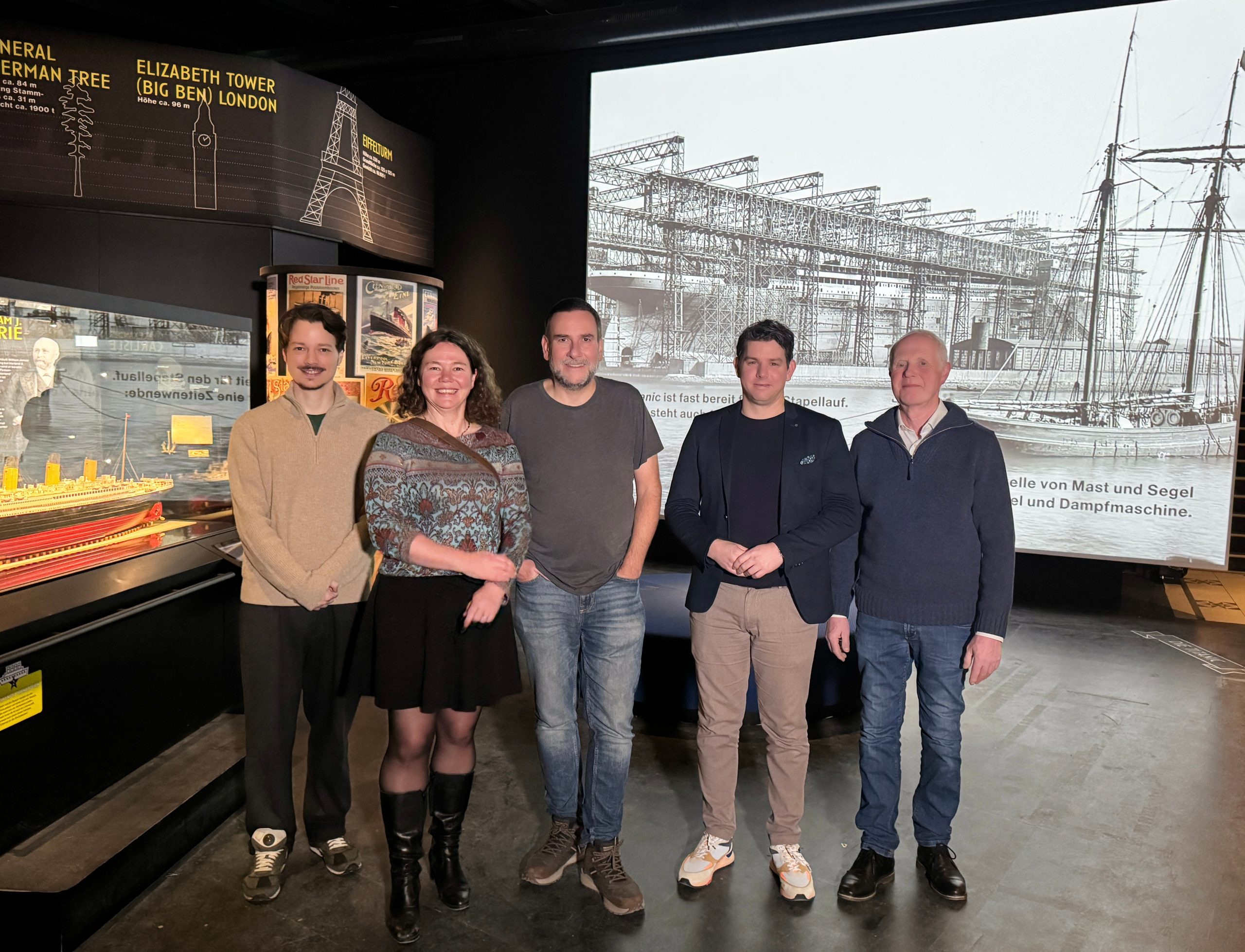 Pressefoto_Abschluss der Titanic_Gruppenfoto_copyright_vkr Abschluss der Titanic-Ausstellung im Rosenheimer Lokschuppen: Foto (von links): Aaron Jungblut-Klemm, Atelier Hammerl und Dannenberg, Dr. Jennifer Morscheiser, Leiterin des Lokschuppen Rosenheim, Günter Bäbler, Vorstand des Titanic Verein Schweiz und fachlicher Berater, Florian Englert, Geschäftsführer der Veranstaltungs- und Kongress GmbH Rosenheim, sowie Dr. Peter Miesbeck, Kurator und ehemaliger Leiter des Lokschuppen Rosenheim. © Veranstaltungs- und Kongress GmbH Rosenheim