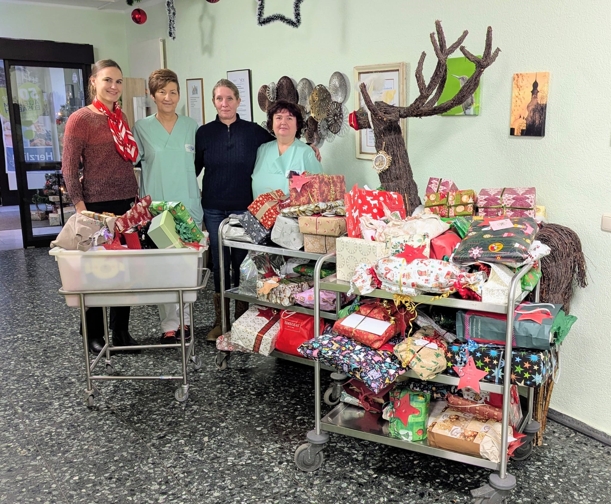 RO_202512_Wunschbaum-AH Elisabeth(c)Malteser Kurz vor Weihnachten übergab das Besuchsdienstteam der Malteser Rosenheim die liebevoll weihnachtlich verpackten Geschenke aus der Wunschbaumaktion an die Ansprechpartner in den Einrichtungen. Foto: Copyright Malteser