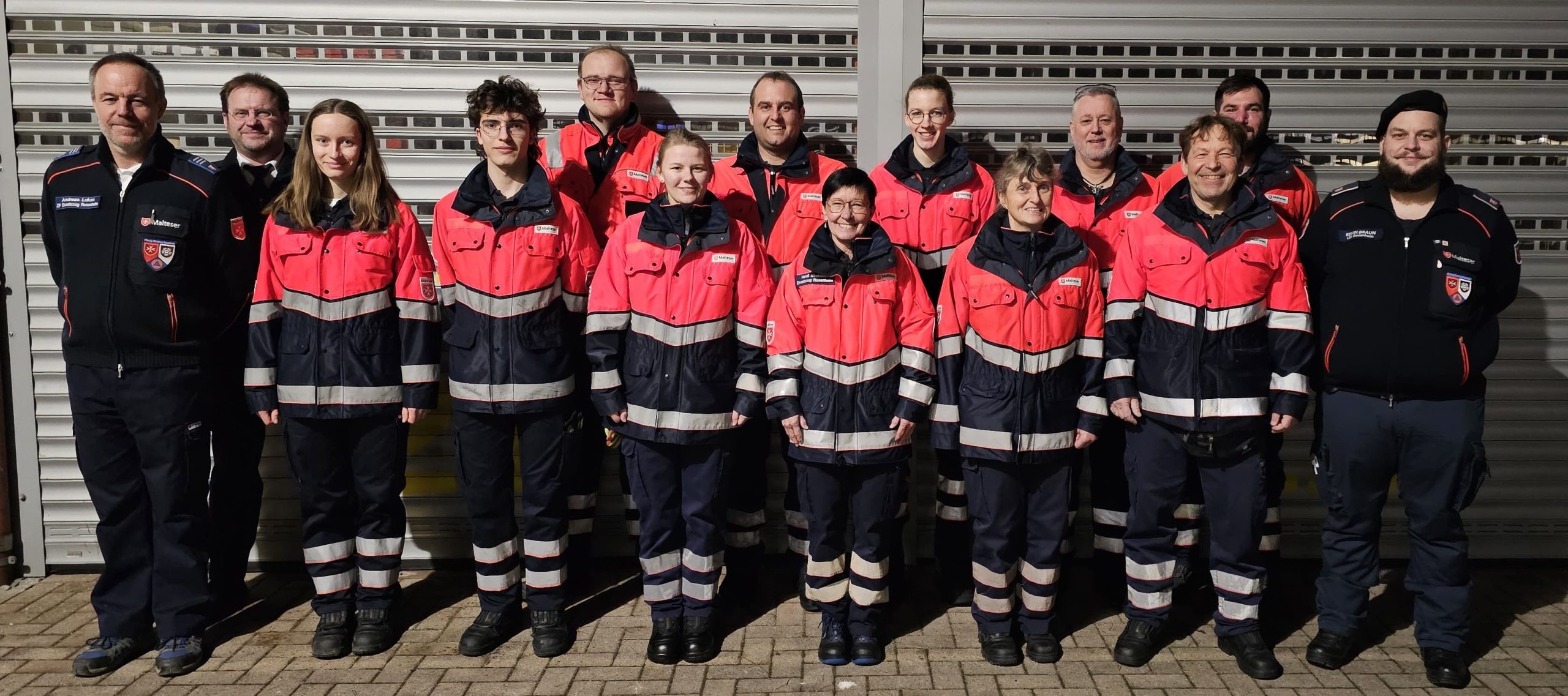 RO_202601_KatS_Start Ausb_(c)Malteser Zum Auftakt der Grundausbildung im Katastrophenschutz wurden die neuen Helfer von Andy Lukas (li.), Leiter der Grundausbildung, Kevin Braun (re.), Leiter der Einsatzdienste, und Manfred Gebert (2.v.l.), stellvertretender Beauftragter der Malteser Rosenheim, begrüßt. Foto: Copyright Malteser