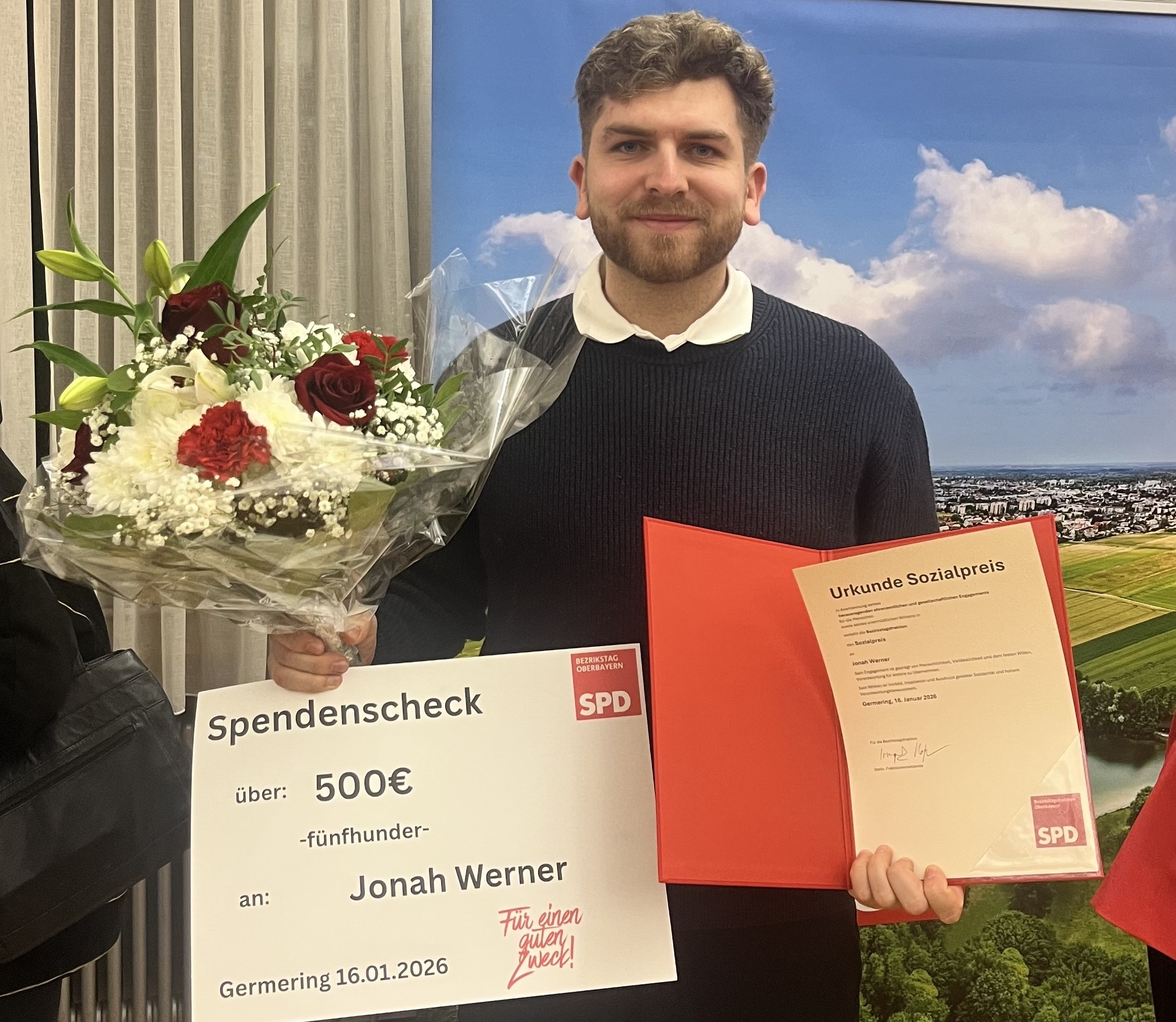 Sozialpreis Jonah Werner aus Rosenheim erhält den Sozialpreis der SPD Oberbayern für sein Engagement in der Ukrainehilfe mit Athletes for Ukraine. Foto: Copyright SPD Bezirkstagsfraktion Oberbayern