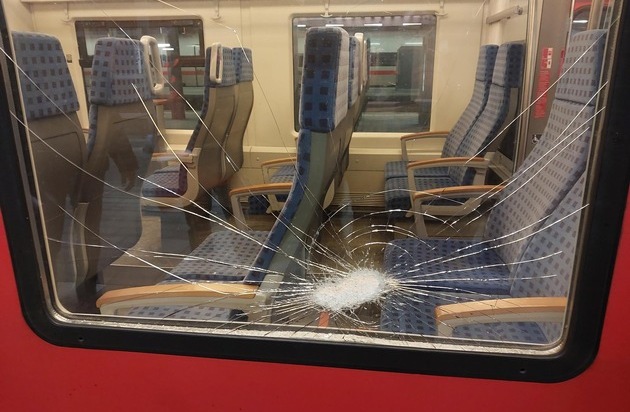 Regionalexpress bei Kitzingen mit Stein beworfen – Bundespolizei ermittelt