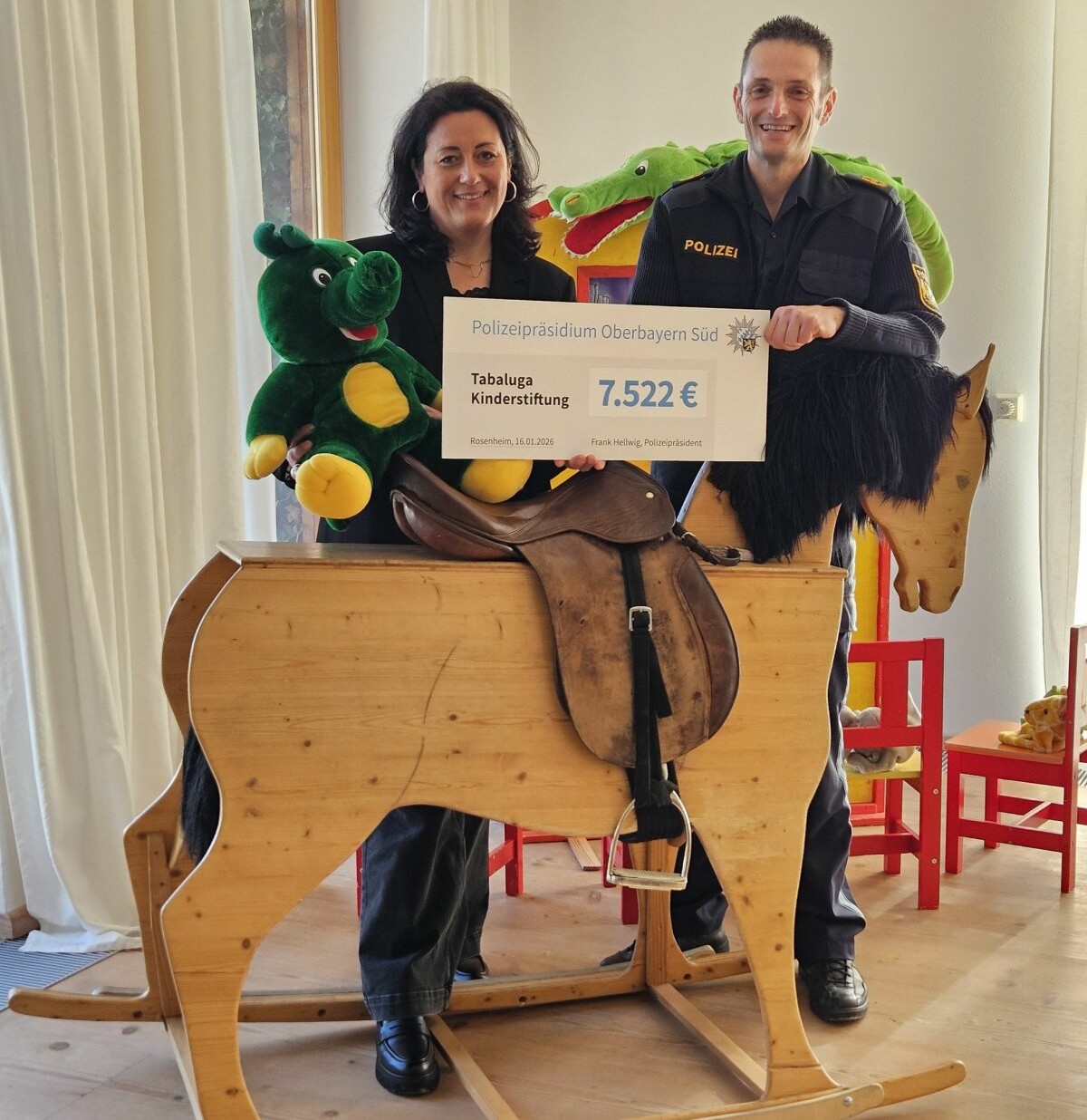 fittosize_1200_0_8f549f71097b16174e1a18661b05ce2b_260116_ppobs_spenden__bergabe_tabaluga_pm Polizeipräsident Michael Siefener überreicht den Scheck an Verena Scheffauer von der Tabaluga Kinderstiftung. Beitragsbild: Copyright PP Oberbayern Süd