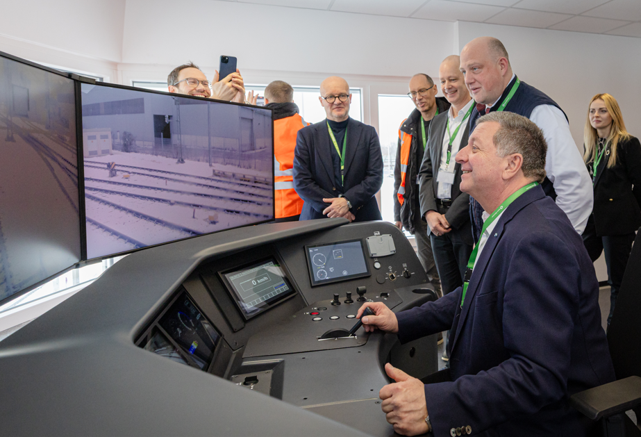 xxxxx Bei der Demonstration des Testbetriebs von "Remote Train Operation" in München-Steinhausen (Foto: Deutsche Bahn AG / Thomas Kiewning)