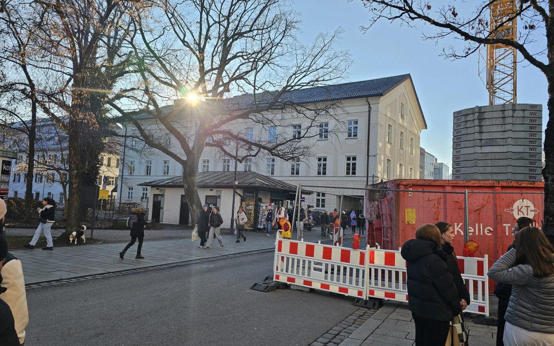 Nach Verkehrsproblemen: Provisorischer Gehweg an Baustelle Münchener Straße 26