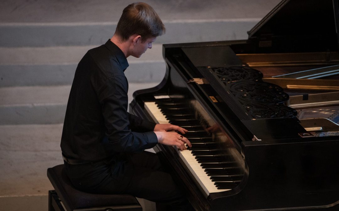 Klavierkonzert in Prien: Jonah Samuel Stabe spielt Werke von Ludovico Einaudi im Chiemsee Saal
