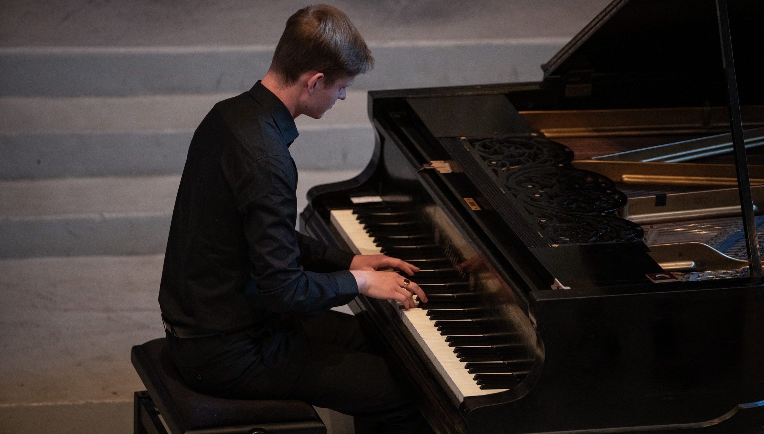 2026-04-10 Pressebild Klavierkonzert Jonah Stabe c-Jonah Samuel Stabe Jonah Samuel Stabe am Steinway Flügel bei der Hommage an Ludovico Einaudi. Copyright Jonah Samuel Stabe