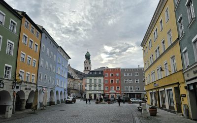 Auto kracht in Schaufenster am Ludwigsplatz