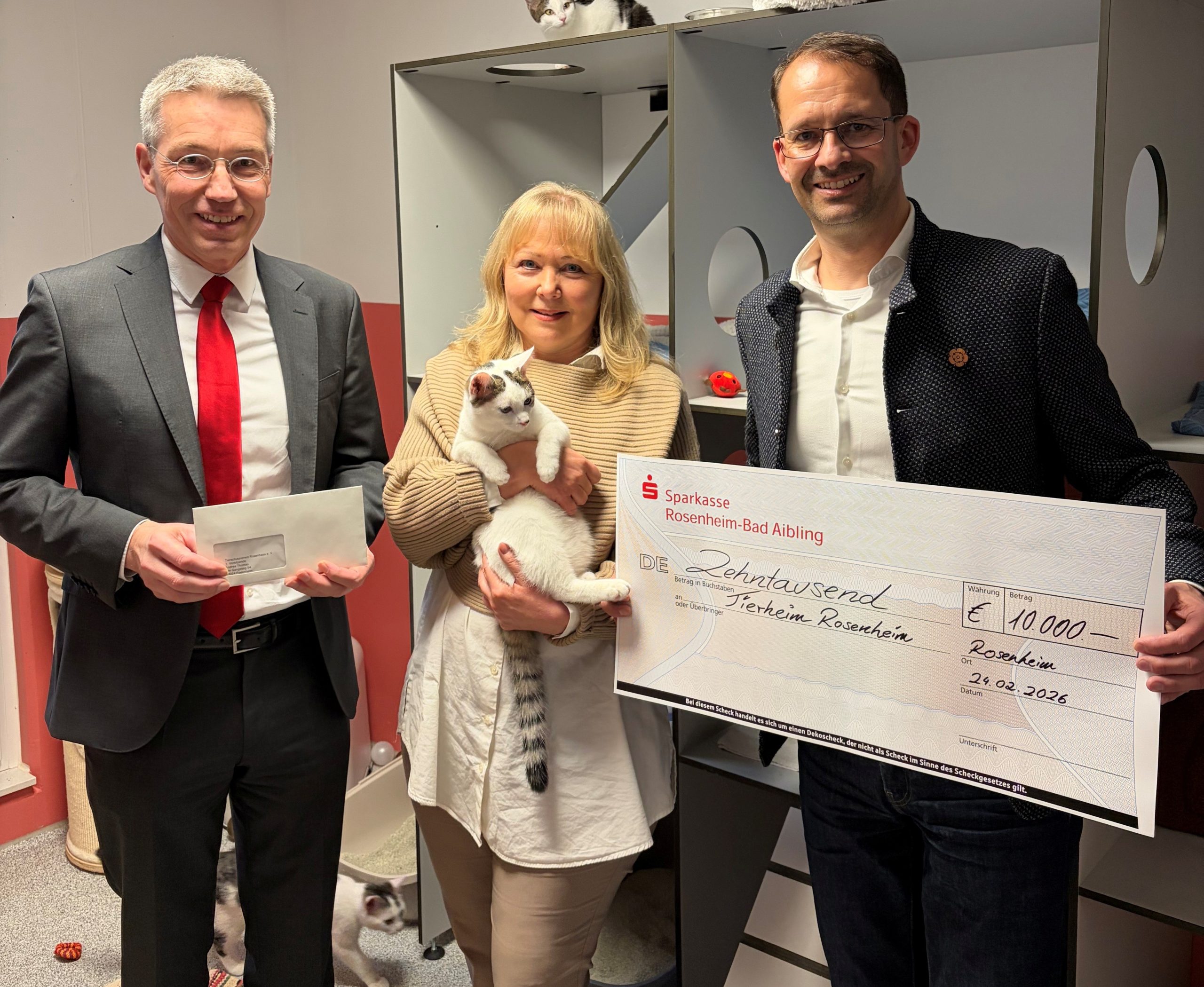 26-02-24 PM Soforthilfe Tierheim Stadt Land für den Erhalt des Tierheims haben Stadt und Landkreis Rosenheim jetzt eine große Summe gespendet. Oberbürgermeister Andreas März und Landrat Otto Lederer übergaben heute nach dem öffentlichen Hilferuf der 1. Vorsitzenden des Tierschutzvereins Rosenheim e.V. Andrea Thomas insgesamt 20.000 Euro. Foto: Copyright Stadt Rosenheim