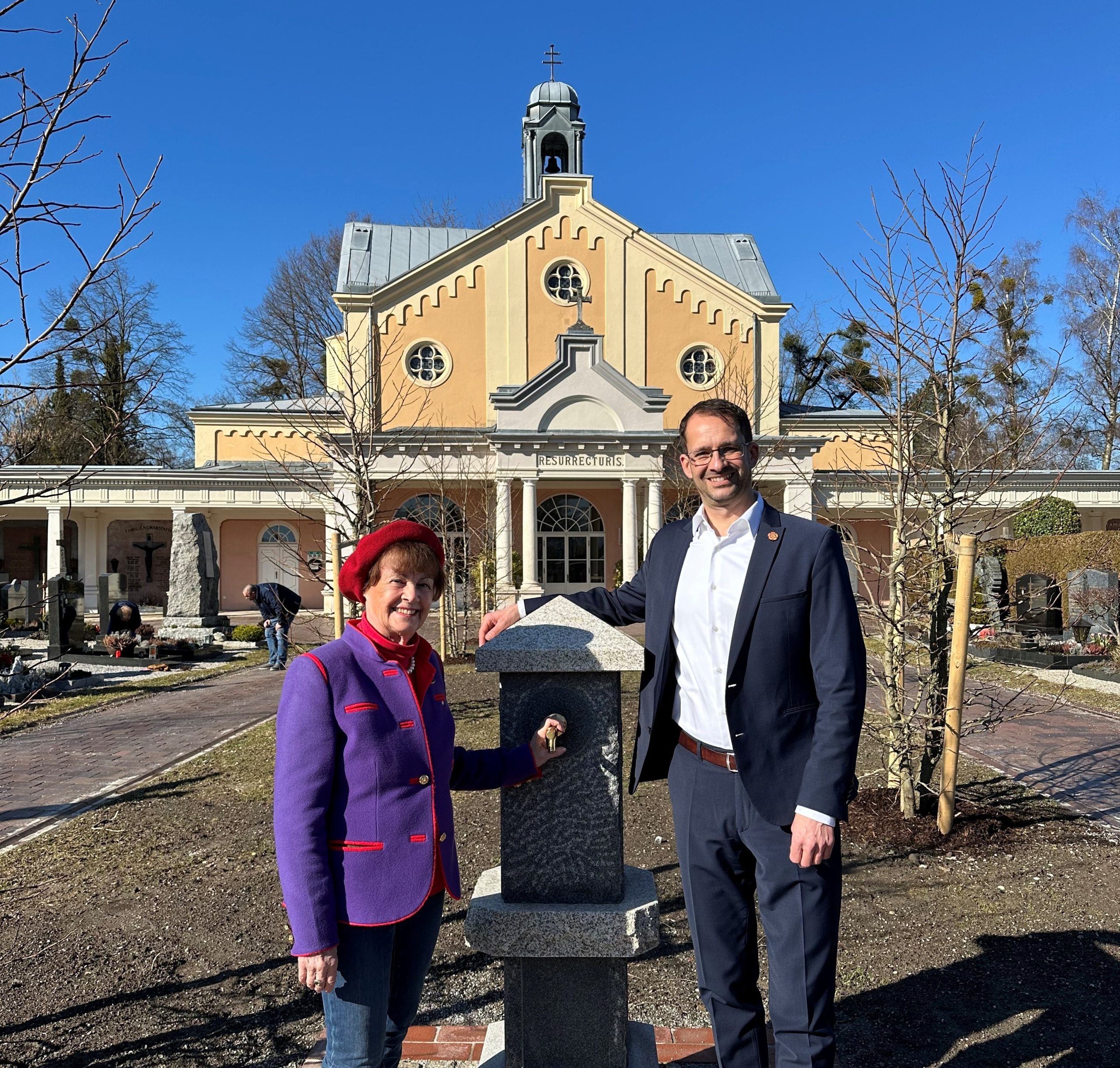 26-02-26 PM Trinkbrunnen Friedhof Die Spenderin des neuen Trinkwasserbrunnen am Rosenheimer Friedhof, Eleonore Dambach und Rosenheims Oberbürgermeister Andreas März. Foto: Stadt Rosenheim