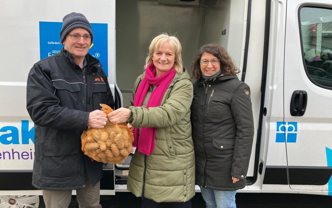 Anna Rutz spendet 350 Kilogramm Bio-Kartoffeln an die Rosenheimer Tafel
