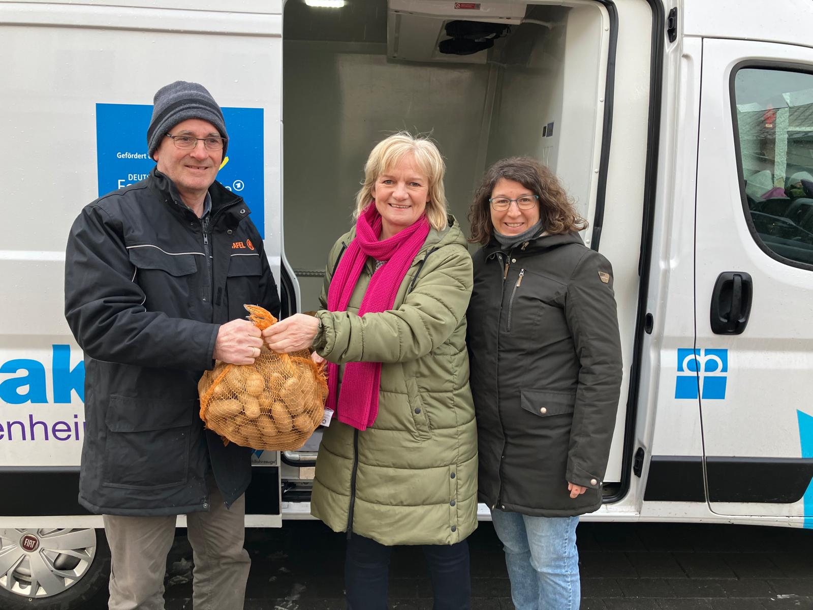 5092c08b-23d2-4329-92bd-83bc670fb7da Die Rosenheimer Oberbürgermeisterkandidatin Anna Rutz übergibt 350 Kilogramm selbst angebaute Bio-Kartoffeln an die Rosenheim Tafel. Foto: Stadtratsfraktion Bündnis90 / Die Grünen