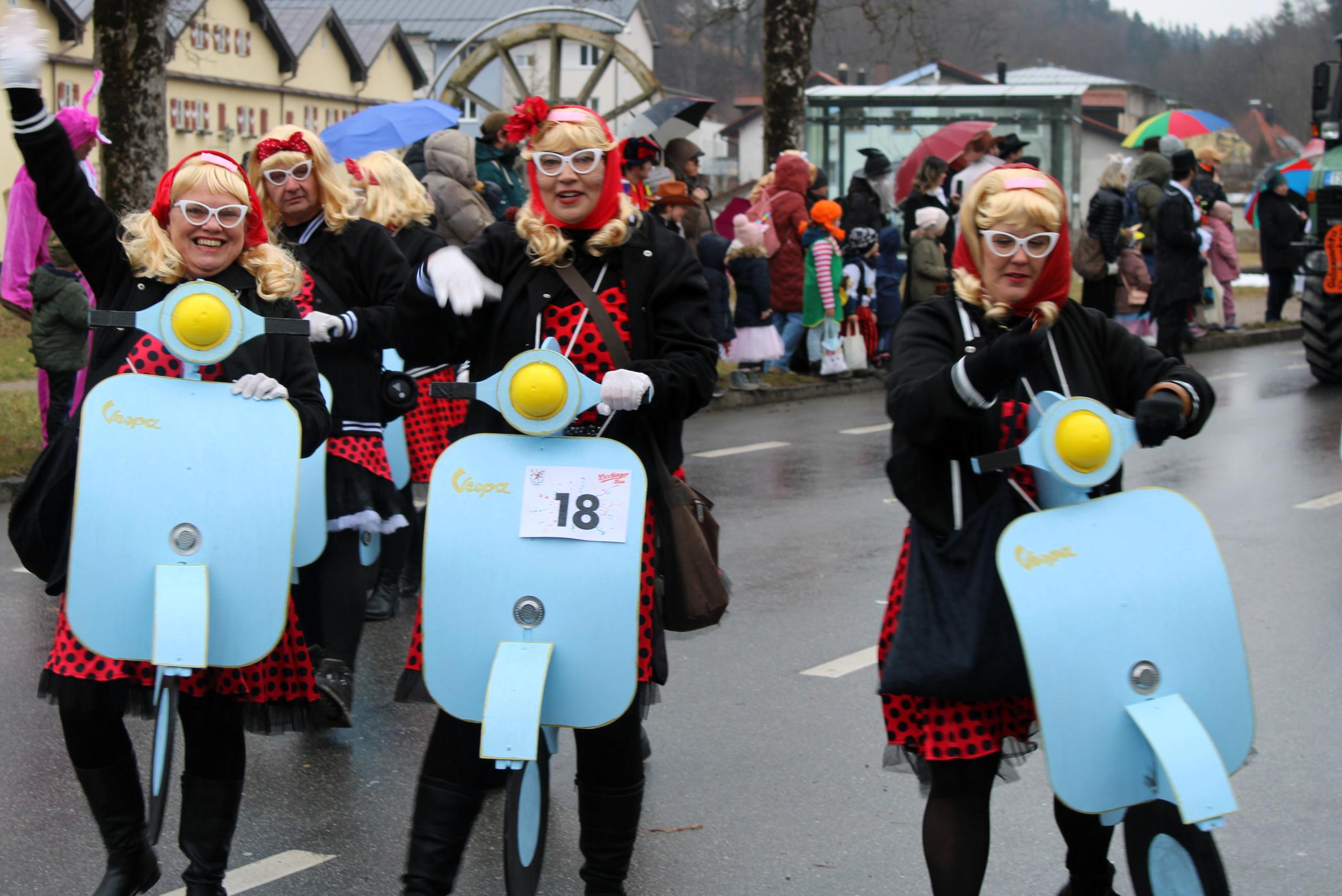 Auf Rollern kamen die Vogelwuiden Waginger Auf Rollern kamen die Vogelwuiden Waginger Copyright Hubert Hobmaier