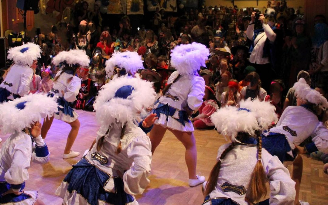 Kinder-Blau-Weiss-Ball in Kammer begeistert mit Spiel, Tanz und Musik