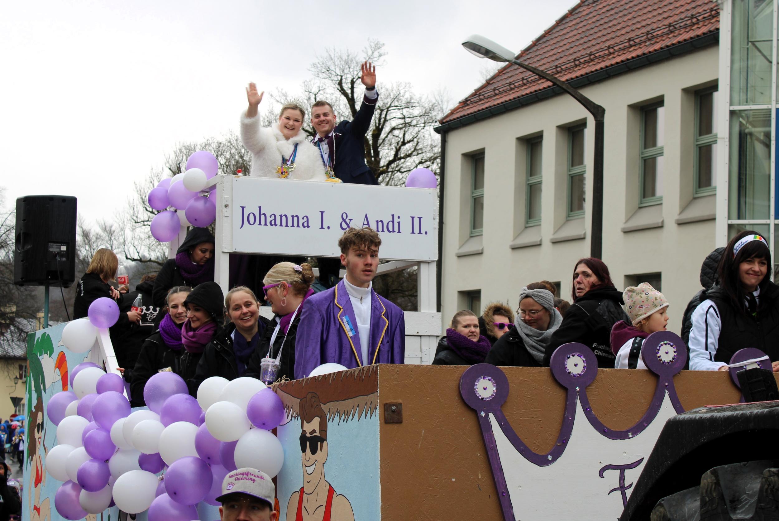 Das Chieminger Prizenpaar erfreute sich an der Zuschauermenge Das Chieminger Prizenpaar erfreute sich an der Zuschauermenge Copyright Hubert Hobmaier