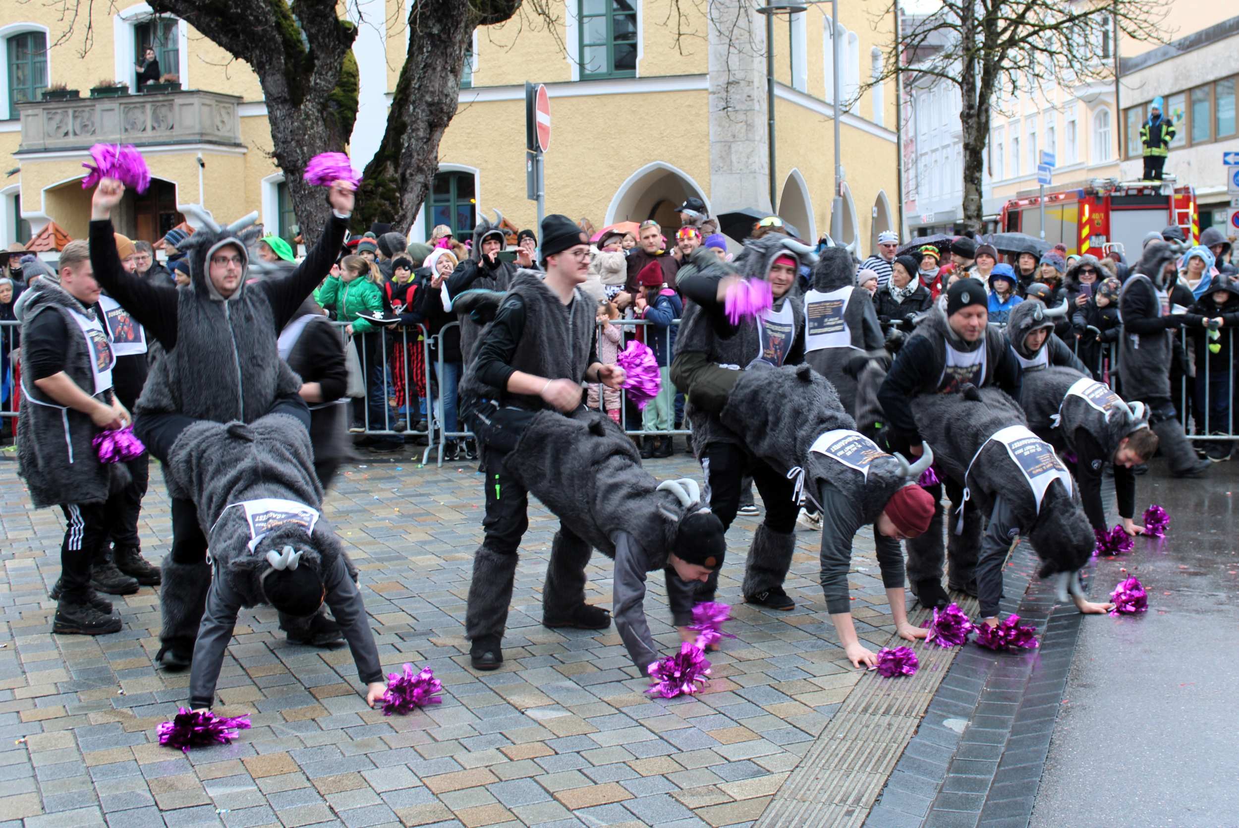 Die Hörpoldinger Burschen mit einer Tanzeinlage Die Hörpoldinger Burschen mit einer Tanzeinlage Copyright Hubert Hobmaier