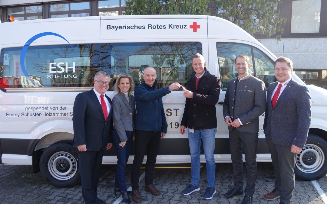 Bus für den BRK-Fahrdienst: Emmy Schuster-Holzammer-Stiftung unterstützt Menschen mit Behinderung