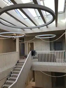 Foerderzentrum-Bad-AIbling-Rohbau-26-225×300 Mit viel Licht und hellem Holz entsteht in der Rupert-Egenberger-Schule der Neubau. Foto: Landratsamt Rosenheim